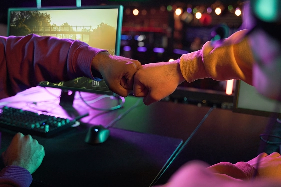 esports-teamwork-fist-bump